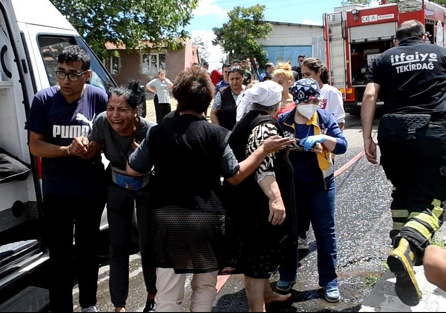 Acı olay: Yanan evlerine hüngür hüngür ağladılar