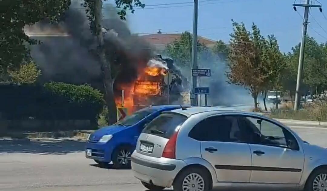 Bursa’da sabah saatlerinde meydana gelen araç yangınlarında büyük maddi zarar oluştu