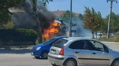 Bursa’da sabah saatlerinde meydana gelen araç yangınlarında büyük maddi zarar oluştu
