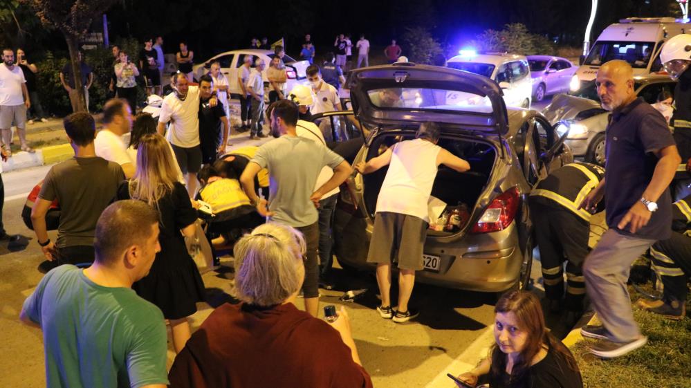 Edirne’de iki otomobil çarpıştı! Ortalık savaş alanına döndü