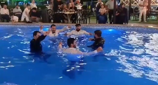 Bursa’da arkadaşları, damada yapmadığını bırakmadılar