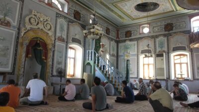 Rum ustalar ve Bulgar işçilerin yaptığı tarihi cami süslemeleriyle dikkatleri çekiyor