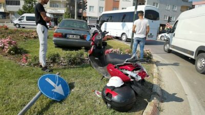 Bursa’da korkutan kaza! Otomobil, motosiklete çarpıp refüje çıktı