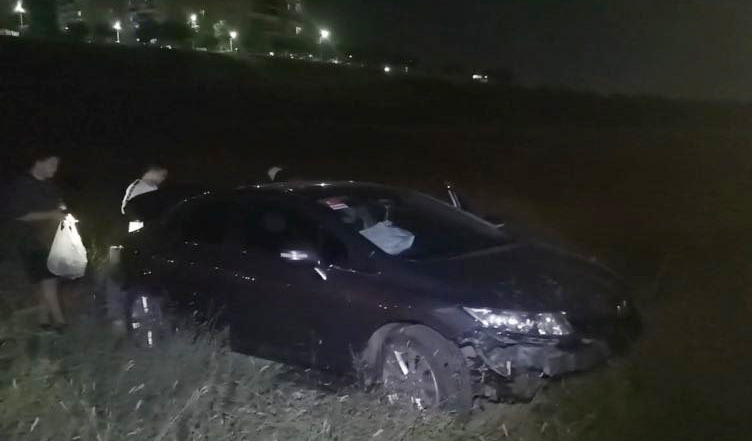 Sürücüsünün hakimiyetini kaybettiği otomobil boş araziye uçtu
