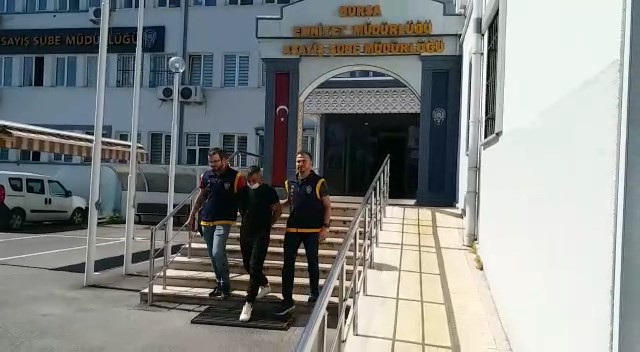 Oto hırsızı çalıntı araçla yakalandı