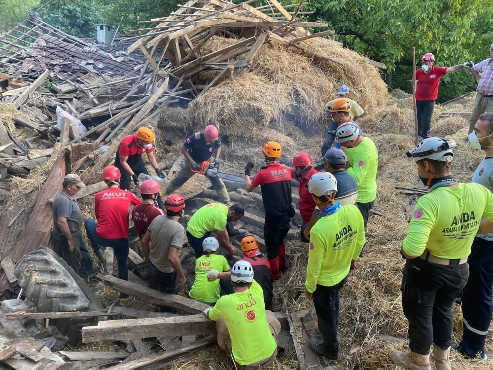 Bursa’da ahır yıkıldı, 5 büyükbaş hayvan telef oldu