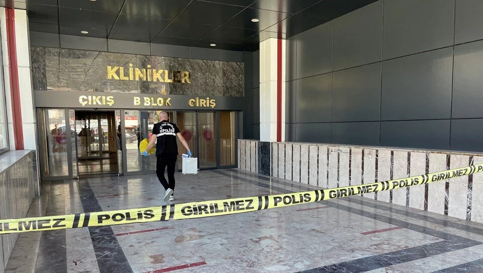 Hastanede silahlı kavga: 1 ölü, 2 yaralı Hastanede silahlı kavga: 1 ölü, 2 yaralı