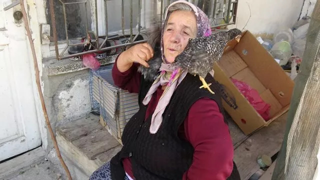 Yaşlı kadından pankartlı çağrı! ‘Babanı tanırım belki imana gelirsin’