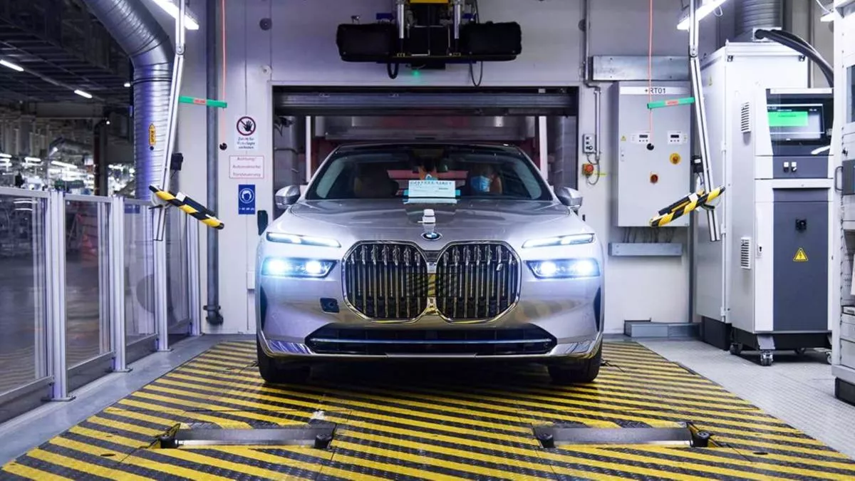 300 milyon euroluk dev yatırım! BMW ‘amiral gemisi’ni üretmeye başladı
