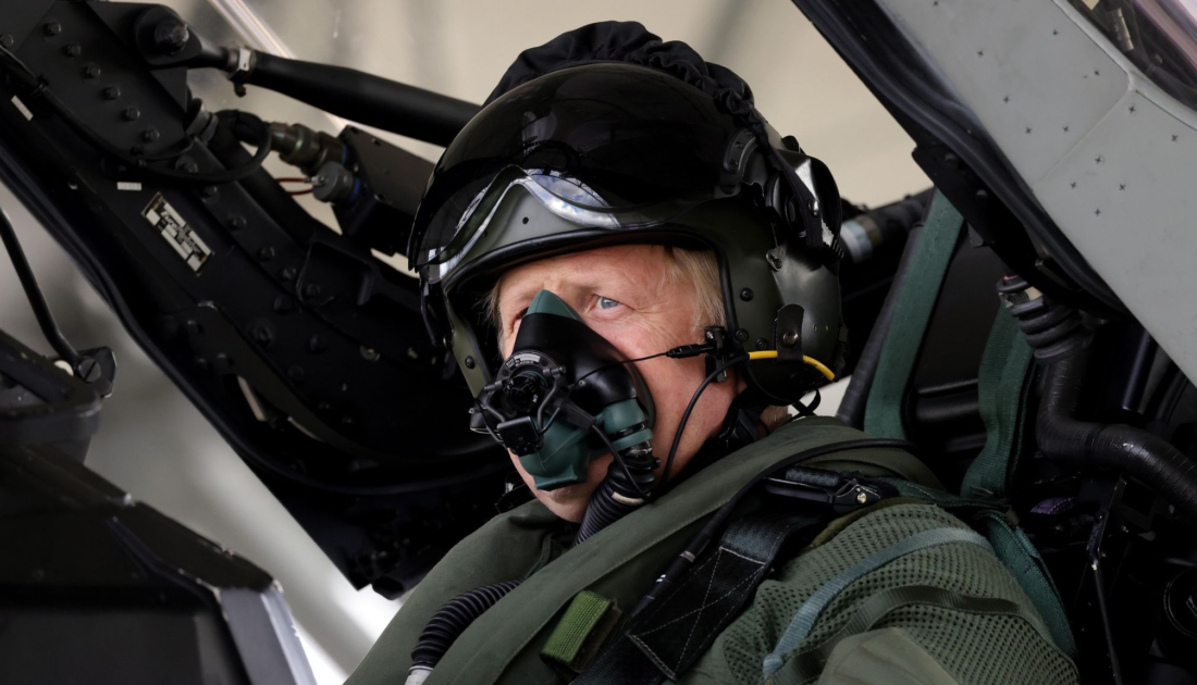 Boris Johnson savaş uçağı koltuğunda