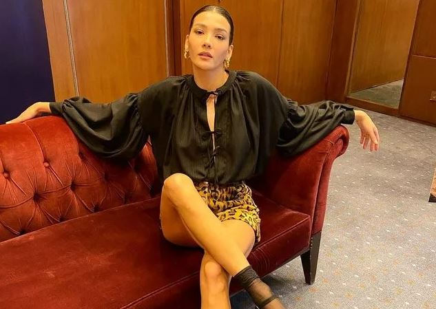 Aybüke Pusat’tan bacak dekolteli tatil pozu