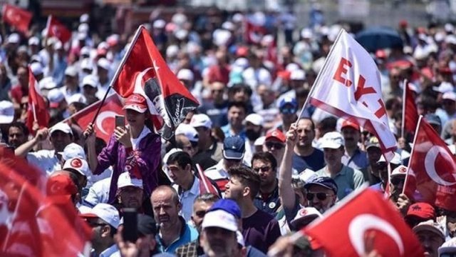 EYT’Lİ Özüpak: Siyasileri rahat bırakmayacağız!
