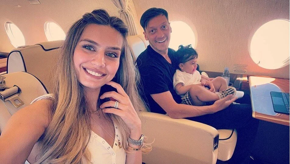 Amine Gülşe tatilde: Bebek göründü
