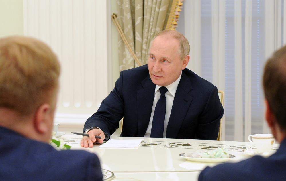 Putin: Batı bizi savaş alanında yenmek istiyorsa, bırakın denesinler
