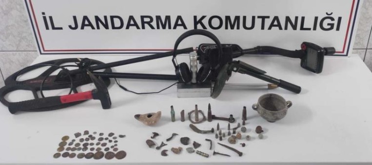Şüpheli araçtan tarihi eser çıktı! Şüpheli araçtan tarihi eser çıktı!
