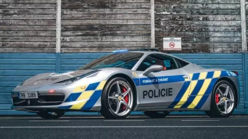 Çek polisi el koyduğu Ferrari’yi polis aracı yaptı