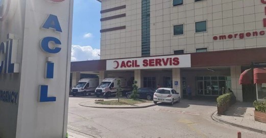 Sıra beklemek istemeyen hasta, sekreterin elini ısırdı