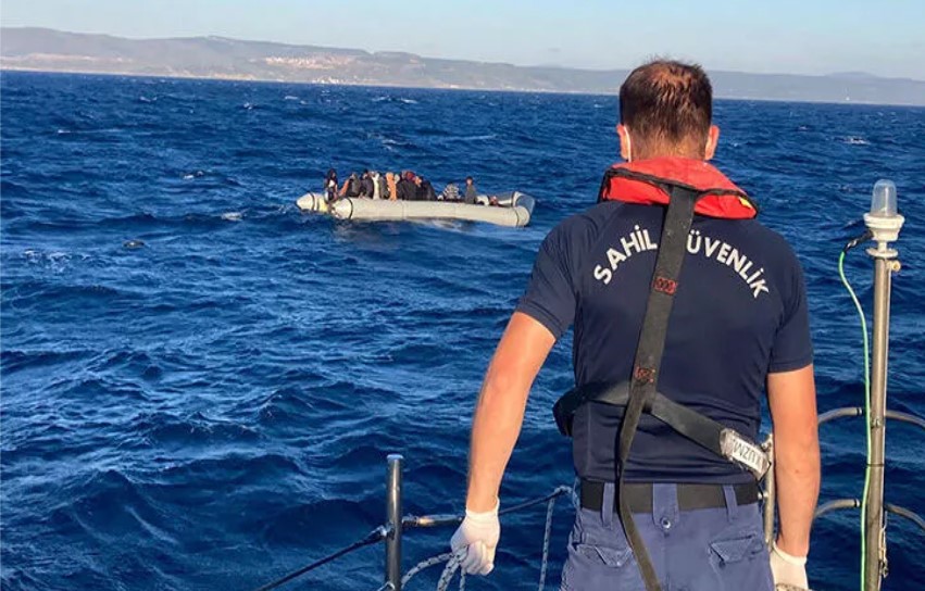 Yunanistan’ın ittiği lastik bottaki 49 göçmen kurtarıldı