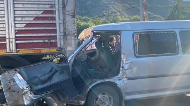Tarım işçilerini taşıyan minibüs kamyona çarptı: 12 yaralı