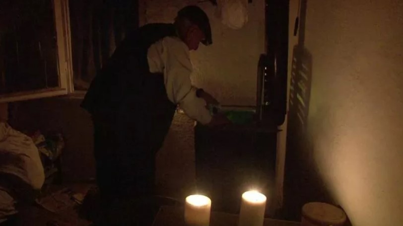 Şehir hayatını bıraktı, 25 yıldır elektriksiz ve tek başına yaşıyor!