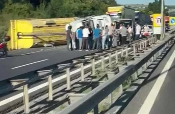 TEM Otoyolunda hafriyat kamyonu devrildi TEM Otoyolunda hafriyat kamyonu devrildi