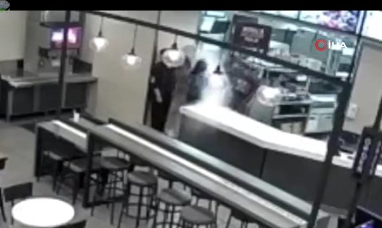 Müşterilerin yüzüne kovayla kaynar su döktü