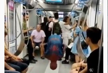 Acemi Örümcek Adam…Yolcular gülme krizine girdi