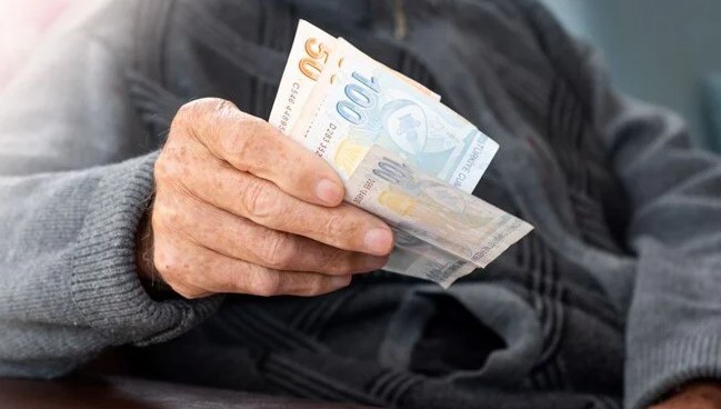 Memur emeklilerinin maaş farkı bugün ödenecek