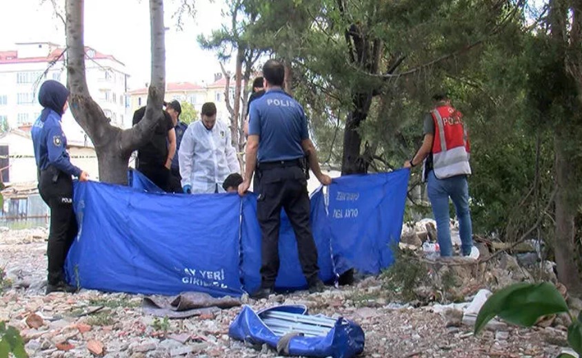 Yol kenarında ceset bulundu