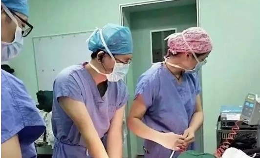 Karın ağrısı şikayetiyle hastaneye giden adam kadın olduğunu öğrendi