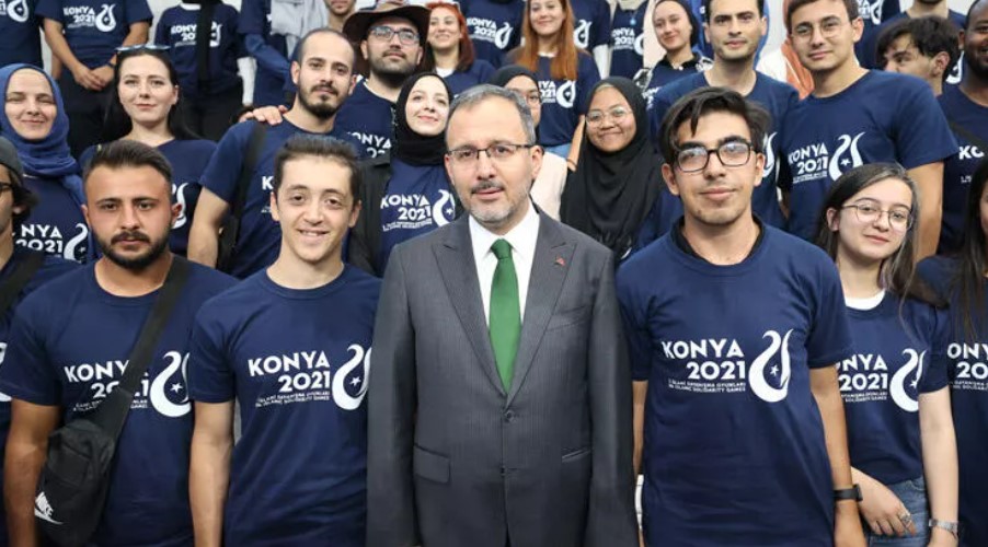 Bakan Kasapoğlu, Konya’da Olimpik Yüzme Havuzu’nun açılışını yaptı