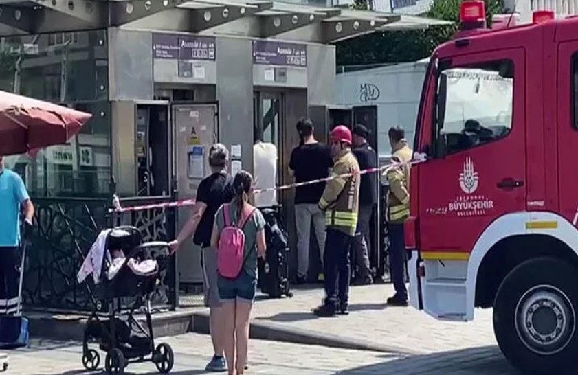 Turistler metro asansöründe mahsur kaldı