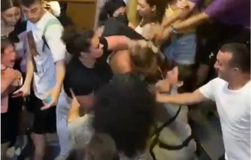 Vapurda kadın turistler arasında yumruklu kavga