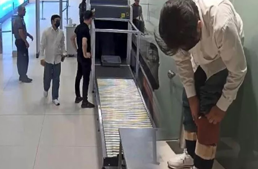 Yolcunun bacaklarına sarılı 50 cep telefonu ele geçirildi