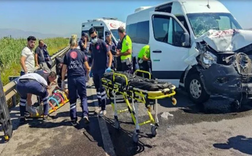 Yolcu minibüsü kamyonete çarptı: 10 yaralı