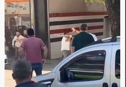 Trafikte tartışan grup yolun ortasında sopalarla birbirine girdi Trafikte tartışan grup yolun ortasında sopalarla birbirine girdi