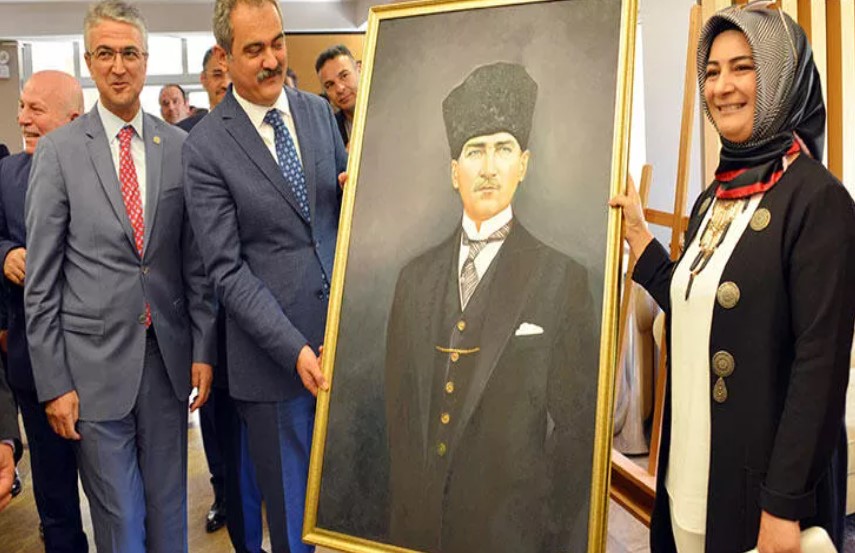 Bakan Özer: Hiç kimseden kayıt için devlet okullarında bağış alınamaz
