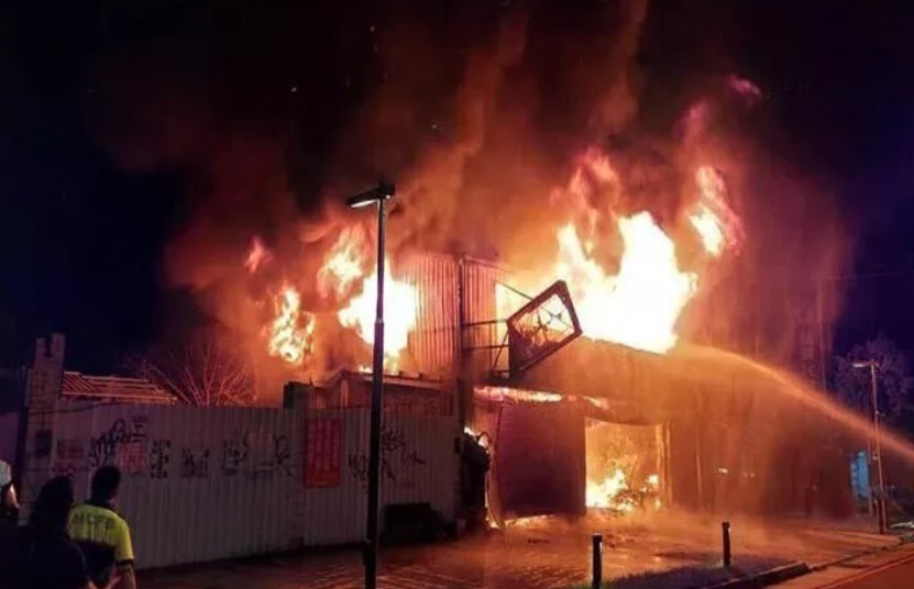 Girdiği karakolda bomba patlattı, ağır yaralandı