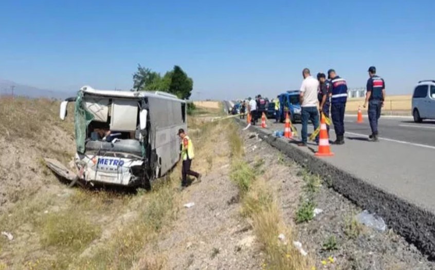 Yolcu otobüsü yoldan çıktı: 1’i ağır 17 yaralı