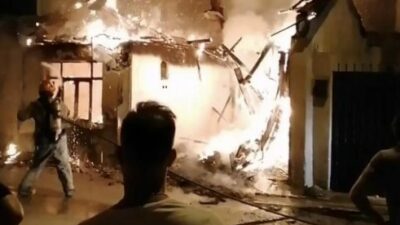 Bursa’da yangın paniği… Tek katlı bina alevlere teslim oldu