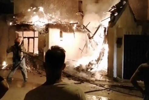 Bursa’da yangın paniği… Tek katlı bina alevlere teslim oldu