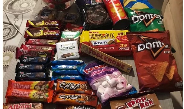 Sosyal medya ikiye bölündü! Hasta olan sevgiliye abur cubur kolisi