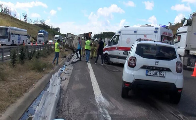 Tanker yola devrildi: Şoför ağır yaralandı