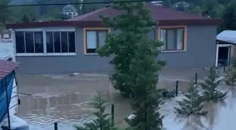 Ordu’da evler sular altında kaldı, kent alarma geçti