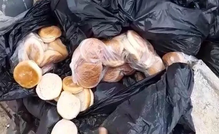 Gören şoke oldu! 15 poşet ekmeği çöpe bıraktılar