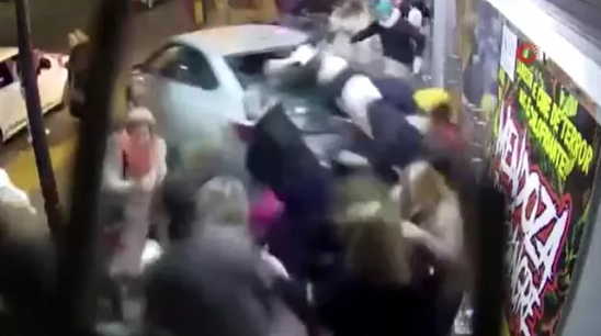 Tiyatro için sıra bekleyenlerin arasına araç daldı: 23 yaralı