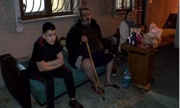 Engelli kiracısını eşyalarıyla kapının önüne koydu
