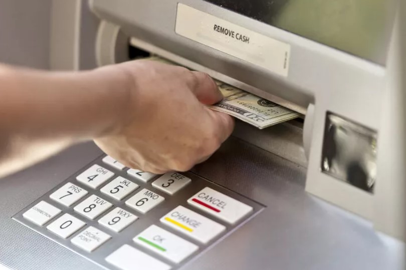 Dünyanın konuştuğu işçi! Yanlışlıkla maaşının 330 katı yattı