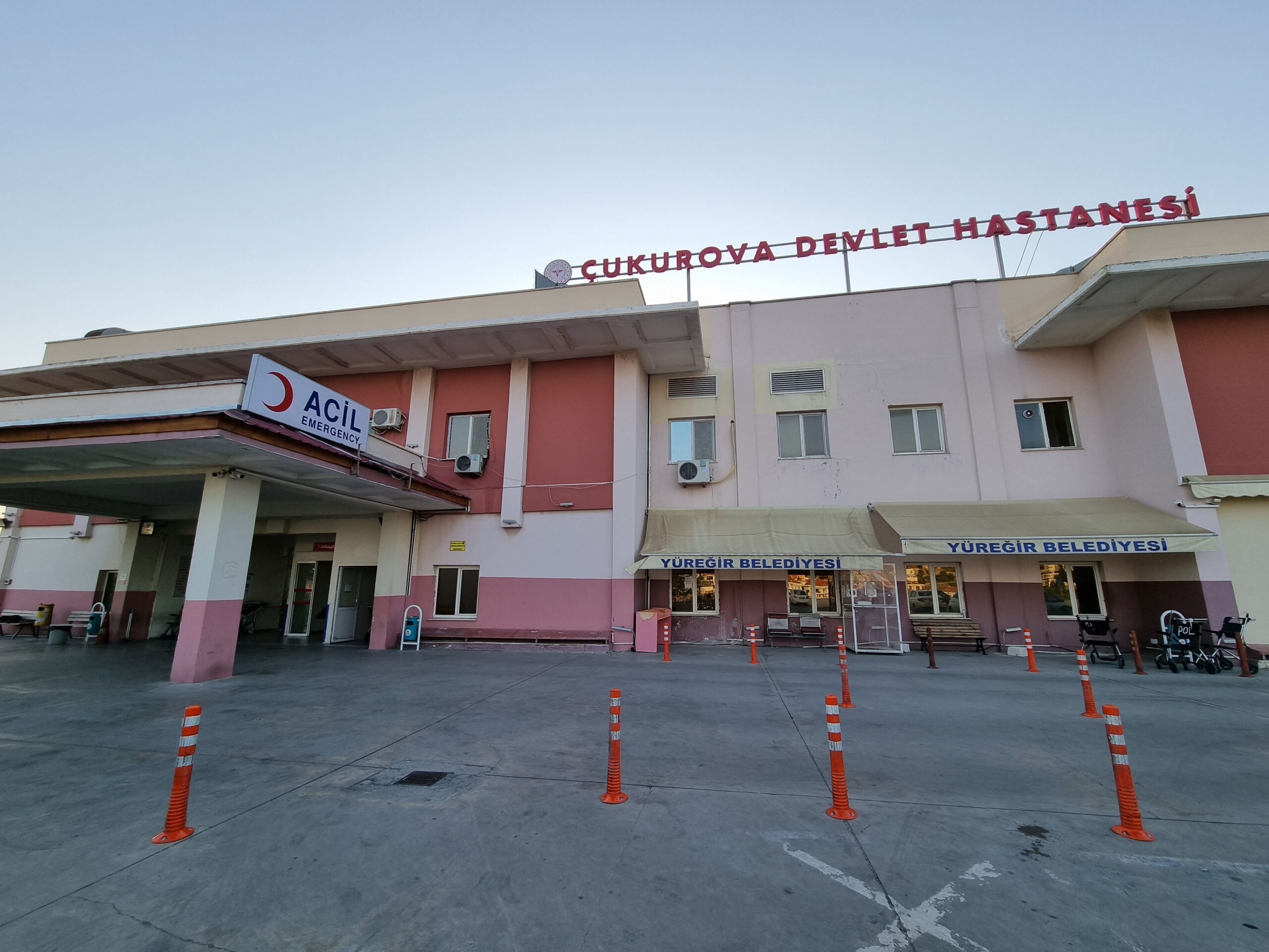 Adana’da sağlık çalışanlarını tehdit edip, hastaneye zarar veren şüpheli tutuklandı