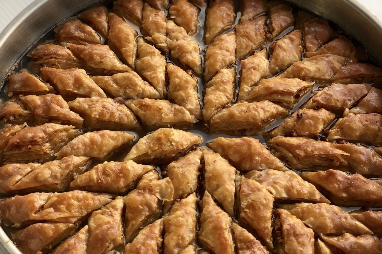 Cevizli ev baklavası tarifi, yapımı ve püf noktaları: Kıyır kıyır ev baklavası nasıl yapılır?